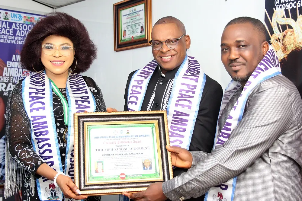Kingsley Triumph Honoured With Peace Ambassador Award 1 Kingsley Triumph homenageado com o prêmio Peace Ambassador