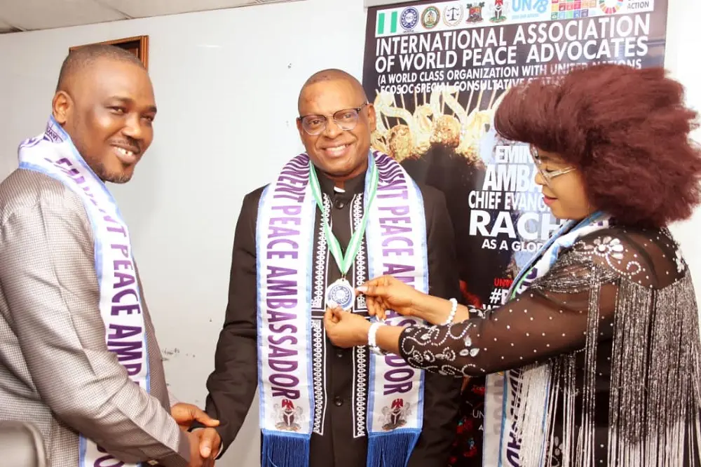 Kingsley Triumph Honoured With Peace Ambassador Award 3 Kingsley Triumph homenageado com o prêmio Peace Ambassador