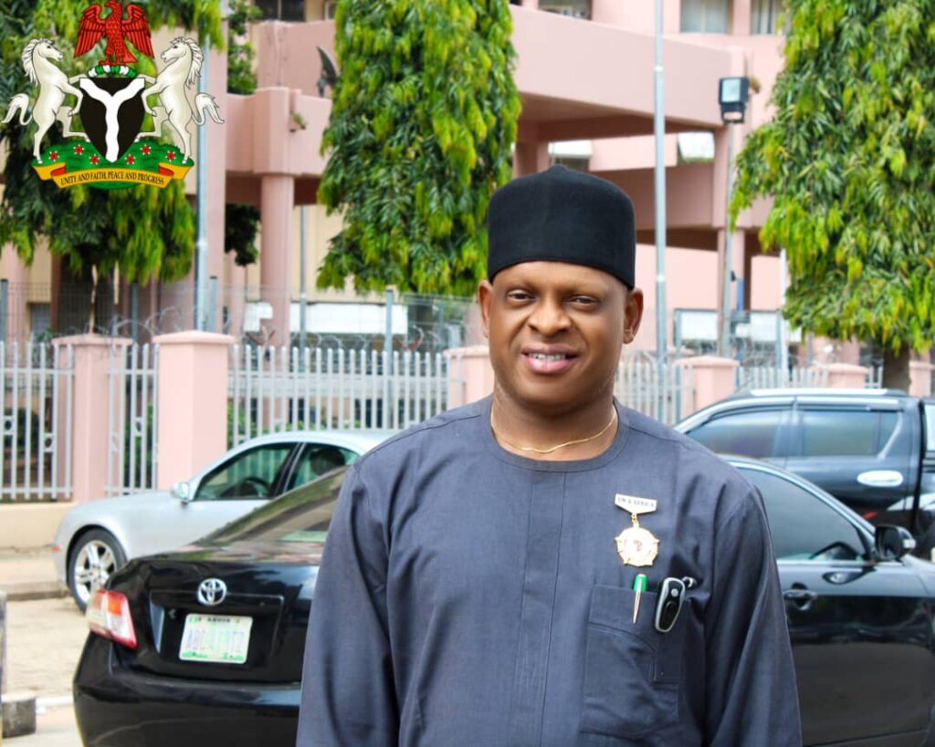 L'Ambassadeur Prophet Kingsley Oghene triomphe à The Voice of Nigeria à Abuja.