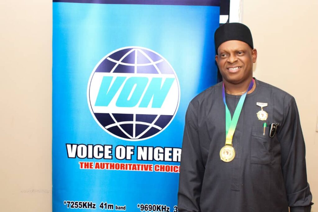 L'Ambassadeur Prophet Kingsley Oghene triomphe à The Voice of Nigeria à Abuja.