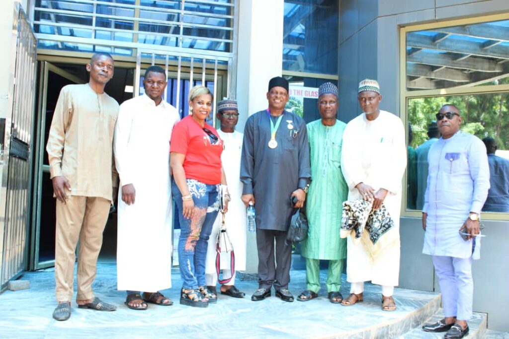 L'Ambassadeur Prophet Kingsley Oghene triomphe à The Voice of Nigeria à Abuja.