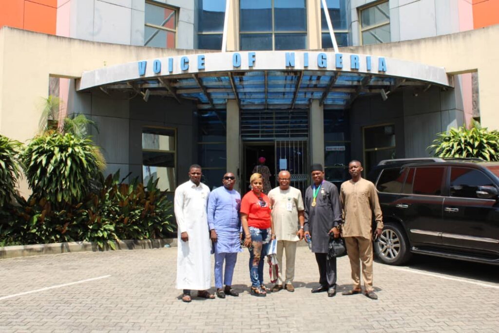 L'Ambassadeur Prophet Kingsley Oghene triomphe à The Voice of Nigeria à Abuja.
